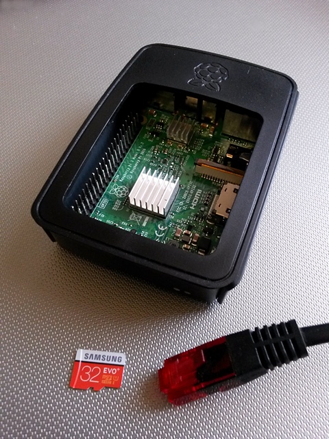 Un Raspberry Pi 3B dans son boîtier officiel